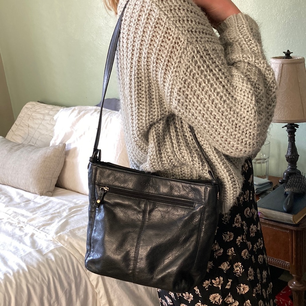 100% black leather shoulder bag